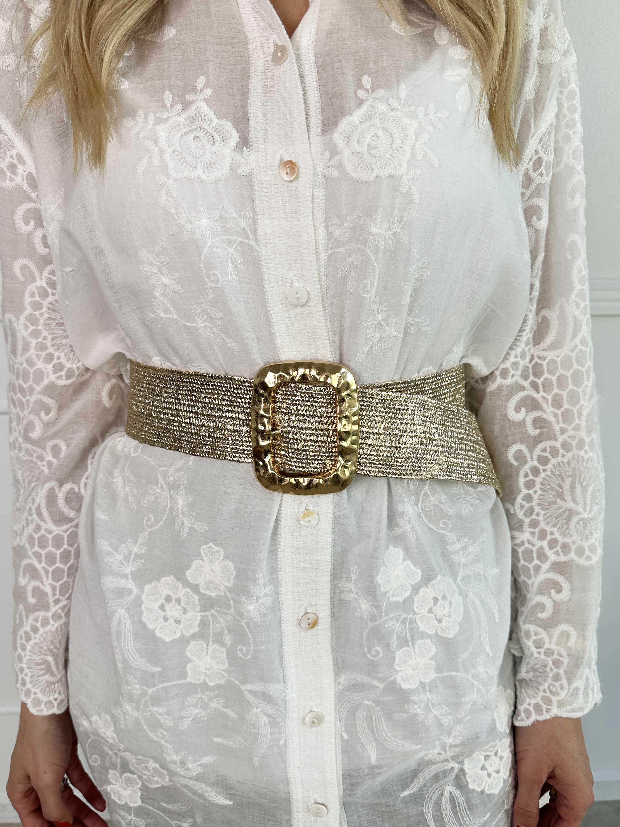 Claire - Elastiskt flätat bälte i guld med stort spänne